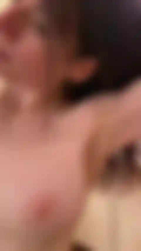 Sto semplicemente asciugando i capelli, nuda.