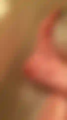 Mi strofino i piedi morbidi.