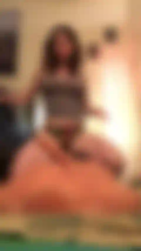 Succhio chad e poi gli faccio rimbalzare il culo addosso.