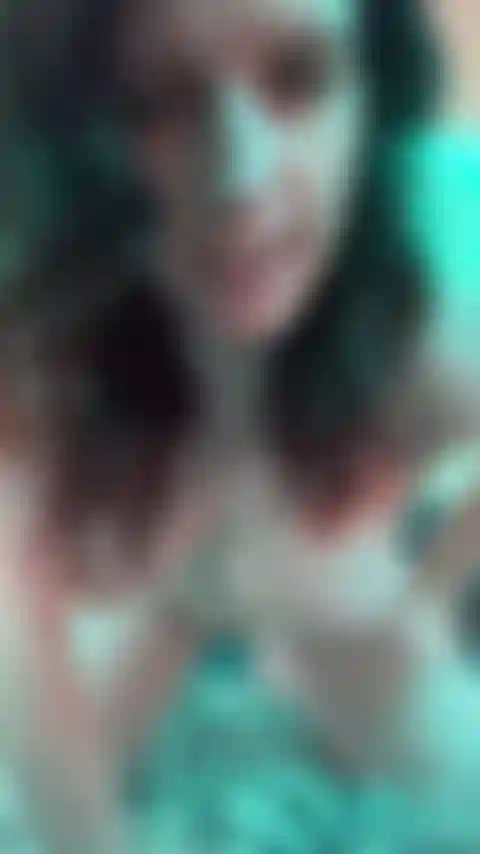 Cavalco il tuo cazzo nero mentre gioco con le mie grandi tette.