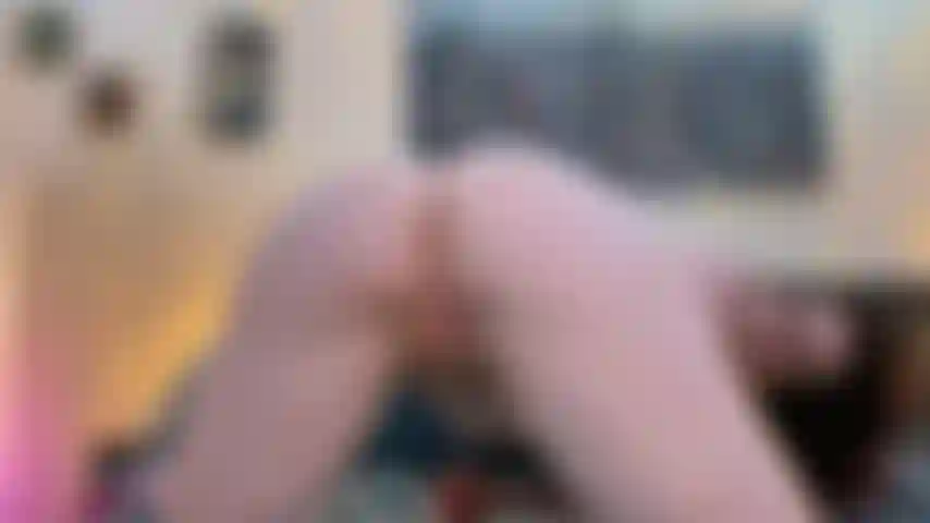 Faccio twerking e cavalco il tuo cazzo da cowgirl, per poi leccarlo fino in fondo.