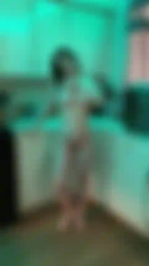 Faccio giocare le mie tette in cucina.