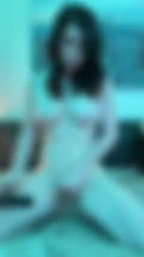 Faccio scopare con le dita mentre uso il vibrato.