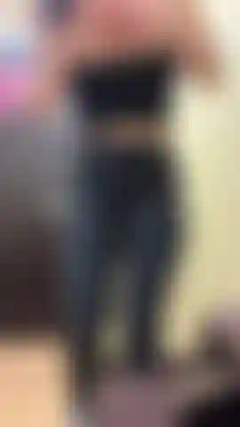 Che si masturba nel camerino.