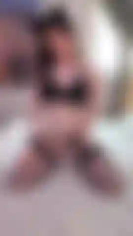 Una gatta cattiva che si tocca il culo.