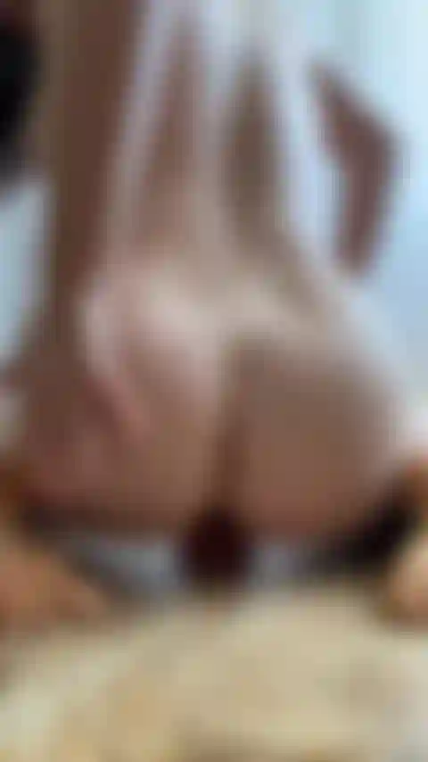 Il mio grosso culo rimbalza sul mio dildo.