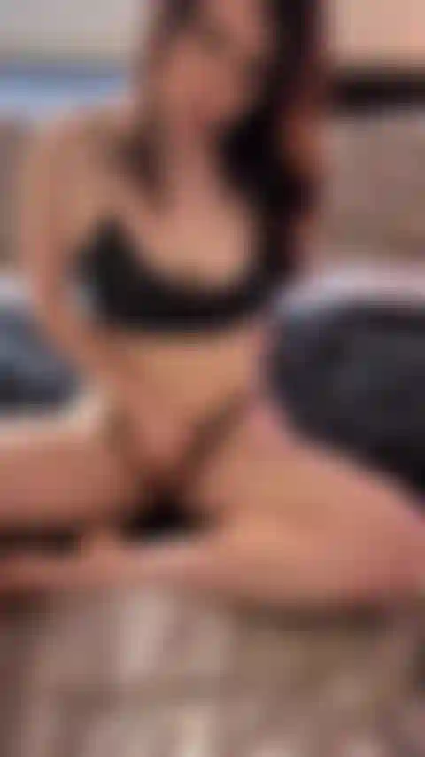 Mi riempio le mutandine e vengo con il mio stimolatore del clitoride.