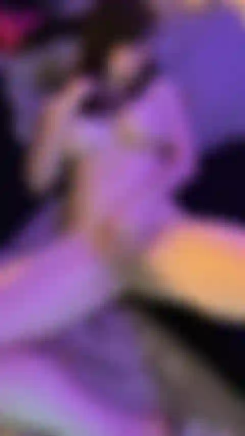 Guardone che viene con il mio stimolatore del clitoride.