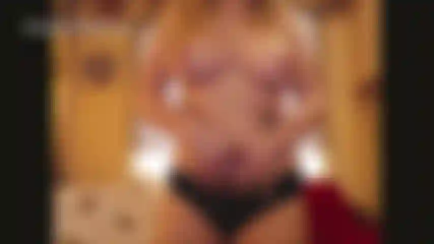 Metto in mostra in mutandine nere.