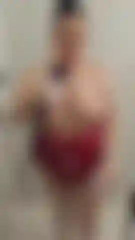 Una milf eccitata sotto la doccia.