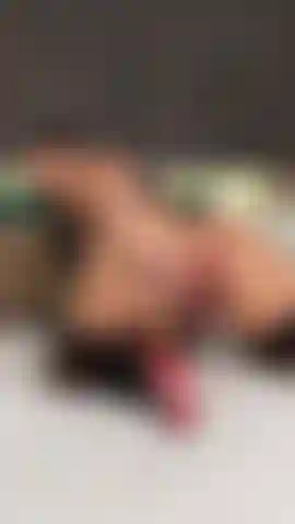 Una milf sgualdrina con un culo e delle tette enormi.