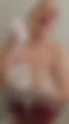 Ho delle tette enormi pronte per te.