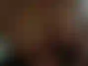 Faccio rimbalzare le mie enormi tette da 40 litri fuori da un minuscolo bikini, tagliando un primo piano di me che ci faccio una sega sopra.