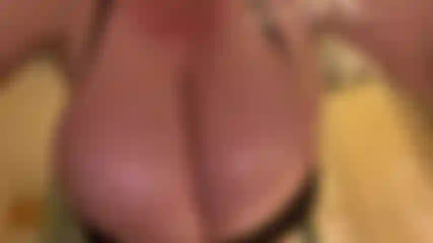 Oliando, dondolando e facendo rimbalzare le mie enormi tette.