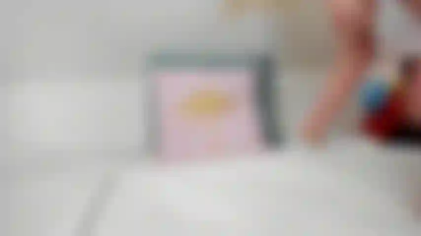 Gioco con me stessa sul letto, gemendo molto forte.