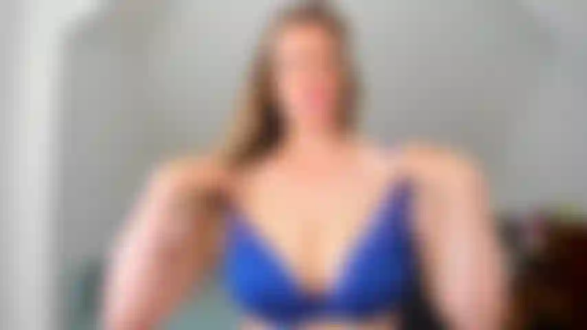 Modella la mia collezione di reggiseni e vengo alla fine.