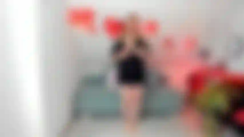 Mi stuzzico con gli occhiali e gioco con il dildo.