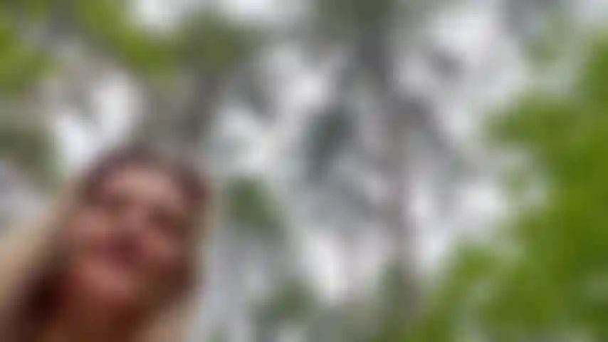 Tutto naturale nella foresta, mi spoglio e mostro i miei piedi nella foresta.