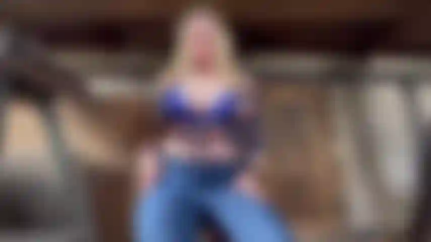 Gioco con me stessa in una stalla.