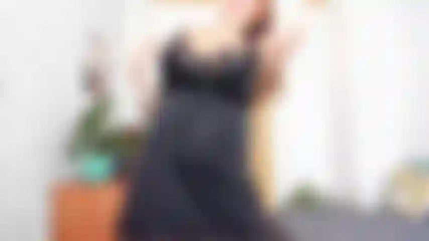 Una bella tettona incinta con la pancia grande si spoglia nuda, salta su fitball, lubrifica la pancia, le tette e la figa, si masturba e viene!