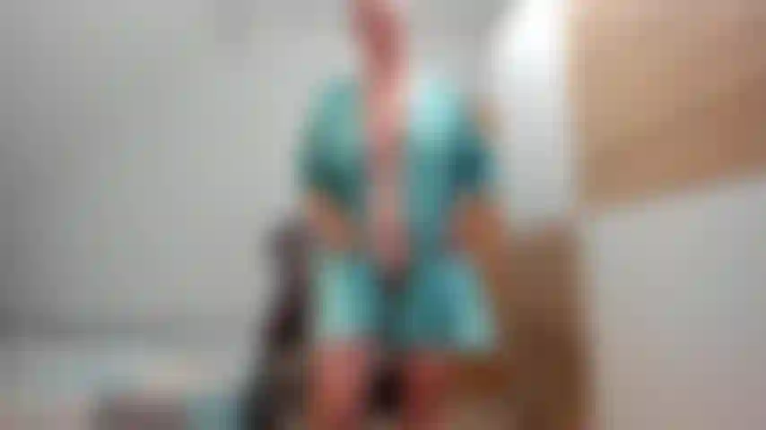 Ho l'olio su tutto il corpo, gioco con me stessa, mi infilo le dita nel culo.