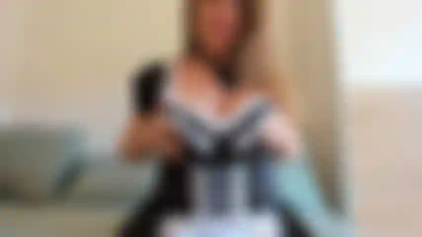 Cameriera arrapata, gioco di figa, vero orgasmo.
