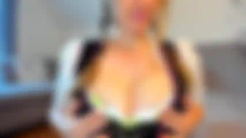 Una ragazza tettona sexy dell'octoberfest prende in giro, gioca con se stessa, si spoglia, sborra e sborra le tette.