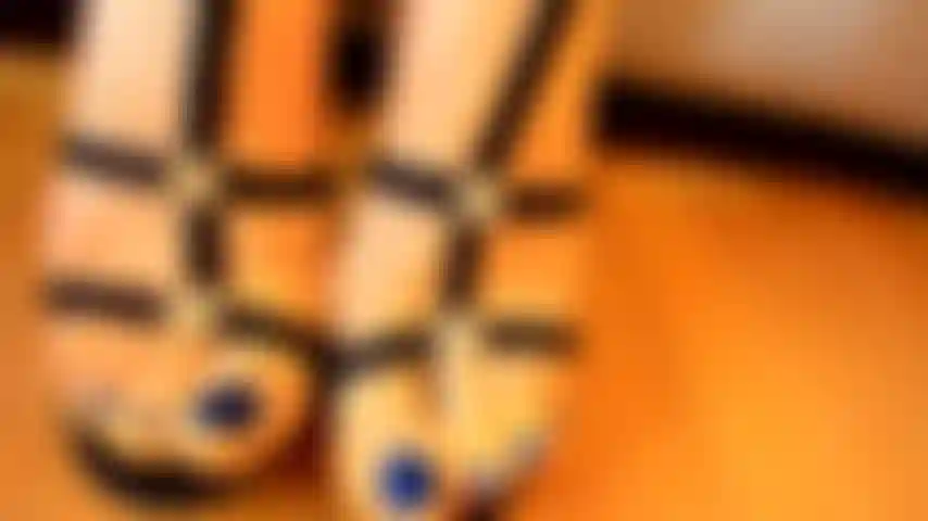 Joi e i piedi adorano in un vestito di lattice nero.