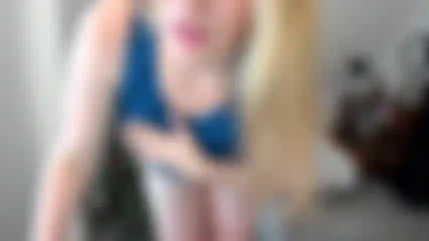 La scollatura lenta stuzzica e le tette lampeggiano alla fine.