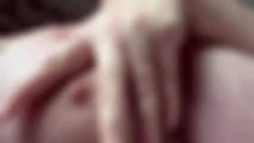 Con seni enormi che mi stuzzicano.