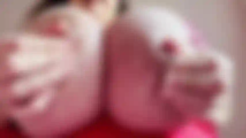 Gioco coi capezzoli e parlo sporco.