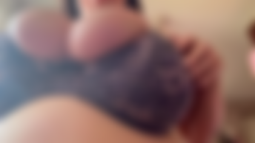 Provocante con reggiseni sexy e seni enormi.