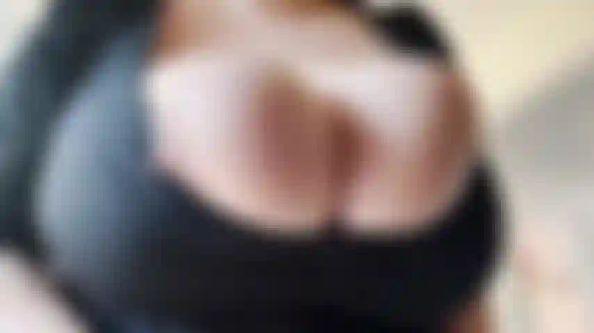 Con un abito sexy, un seno enorme e dei capezzoli duri.