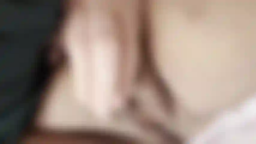 Con tette enormi e una figa bagnata stuzzicante.