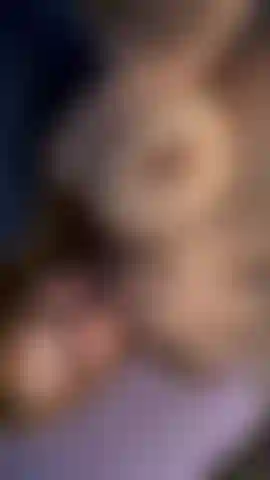 Succhio i capezzoli e gioco leggermente con la mia figa.