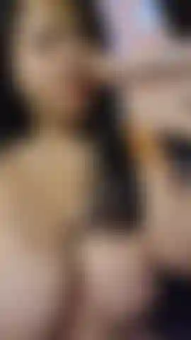 Succhio un dildo e mi sborro in bocca.