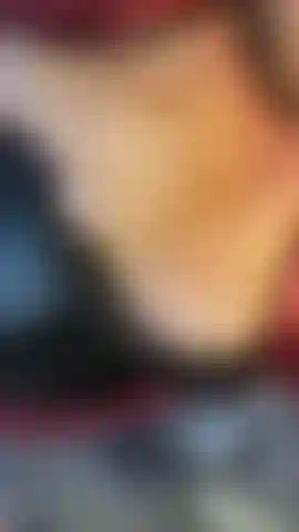 Guardami mentre mi ungo il seno grande e rimbalzante.