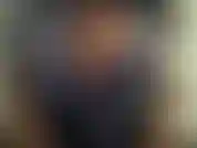 Ci ho messo 10 minuti per abbottonare questa camicia e i bottoni sono saltati non appena li ho abbottonati tutti. Puoi letteralmente sentire i bottoni fare rumore mentre cerco all'infinito di abbottonare questa camicia!