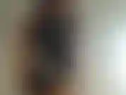 Provo i miei 2 nuovi vestiti attillati e lucidi in lattice. Ti amo mentre ti stuzzico con la mia profonda scollatura. I capezzoli spuntano fuori dal mio vestito mentre mi piego. Non puoi negare la strettezza del mio vestito che cerca di trattenere le mie tette.