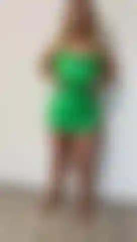 Che si spoglia lentamente per te, toccandosi.