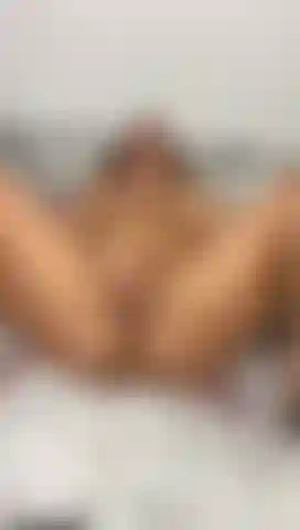 Che si strofina la figa mentre gioca con il suo dildo.