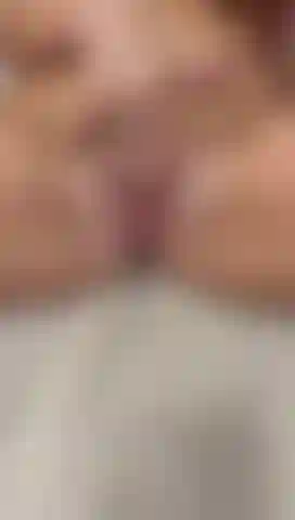 Ho rovesciato l'olio nel mio culo succoso e nella mia figa rosa.