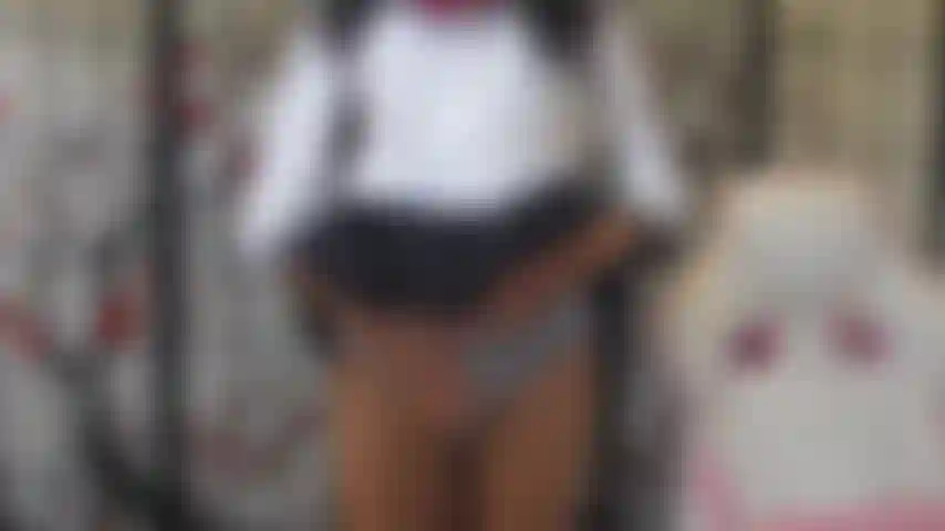 In uniforme scolastica giapponese.