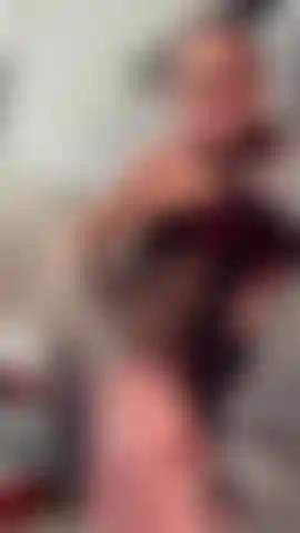 Qk stuzzica il mini abito in pizzo nero.