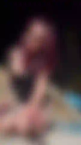 Che fuma e si diverte in piscina.