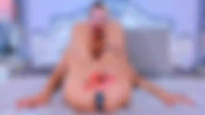 Dammi tutto lo sperma che hai dentro il tuo cazzo duro e lascia che coli su tutti i miei bellissimi piedi.