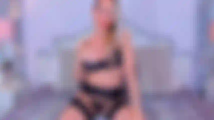 Spogliarello sexy e scopata nella figa!