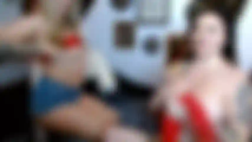Guardami mentre io e kaylah plamer facciamo scissoring, ci baciamo e veniamo così dannatamente forte! Sì, ci sono tette, figa che twerka e un casino di gemiti ;).