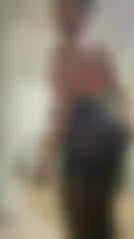 Reggiseno in lattice e collant leopardati sul mio gran culo.