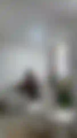 Lingerie in lattice e stivali di pelle, calze nere.